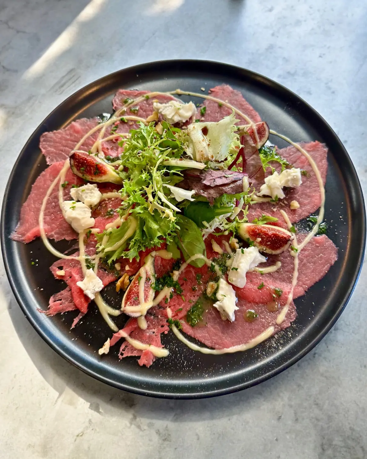 Carpaccio de ternera con higos
