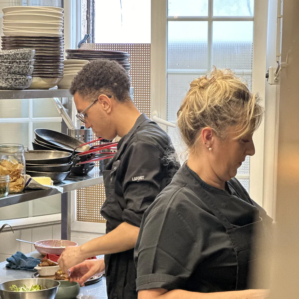 Céleste et son commis en cuisine