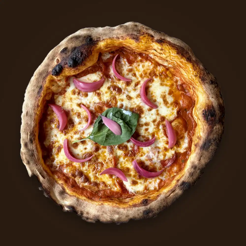Pizza Mafiosa — sauce tomate, mozzarella fumée, spianata piccante, pickles d’oignons rouges
