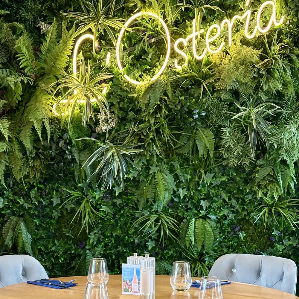 Une table sous le néon